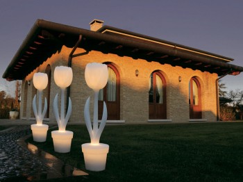 une-maison-moderne-avec-des-lampes-extérieures-en-forme-des-fleurs